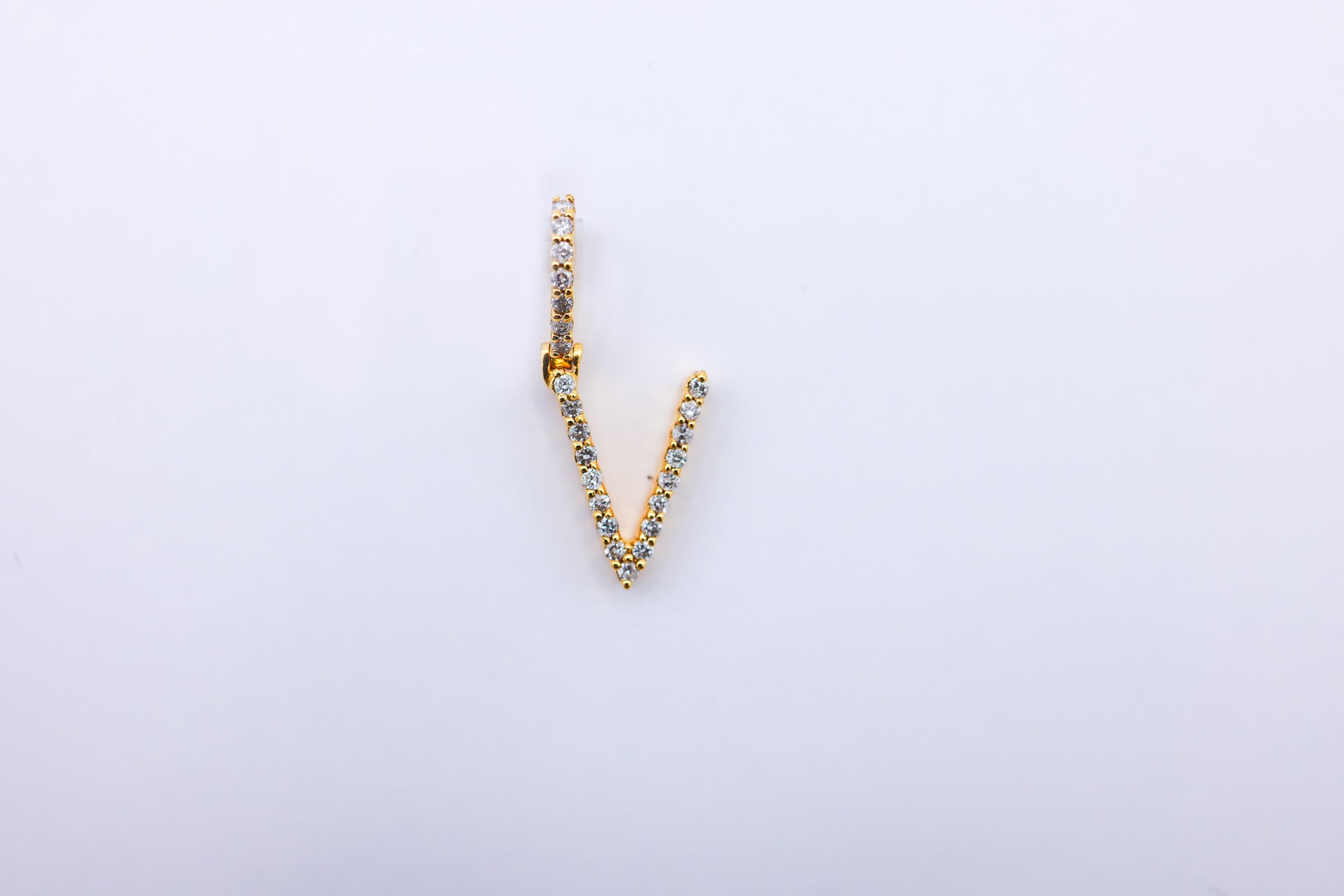 Intial V 10K gold 0.34 CTW