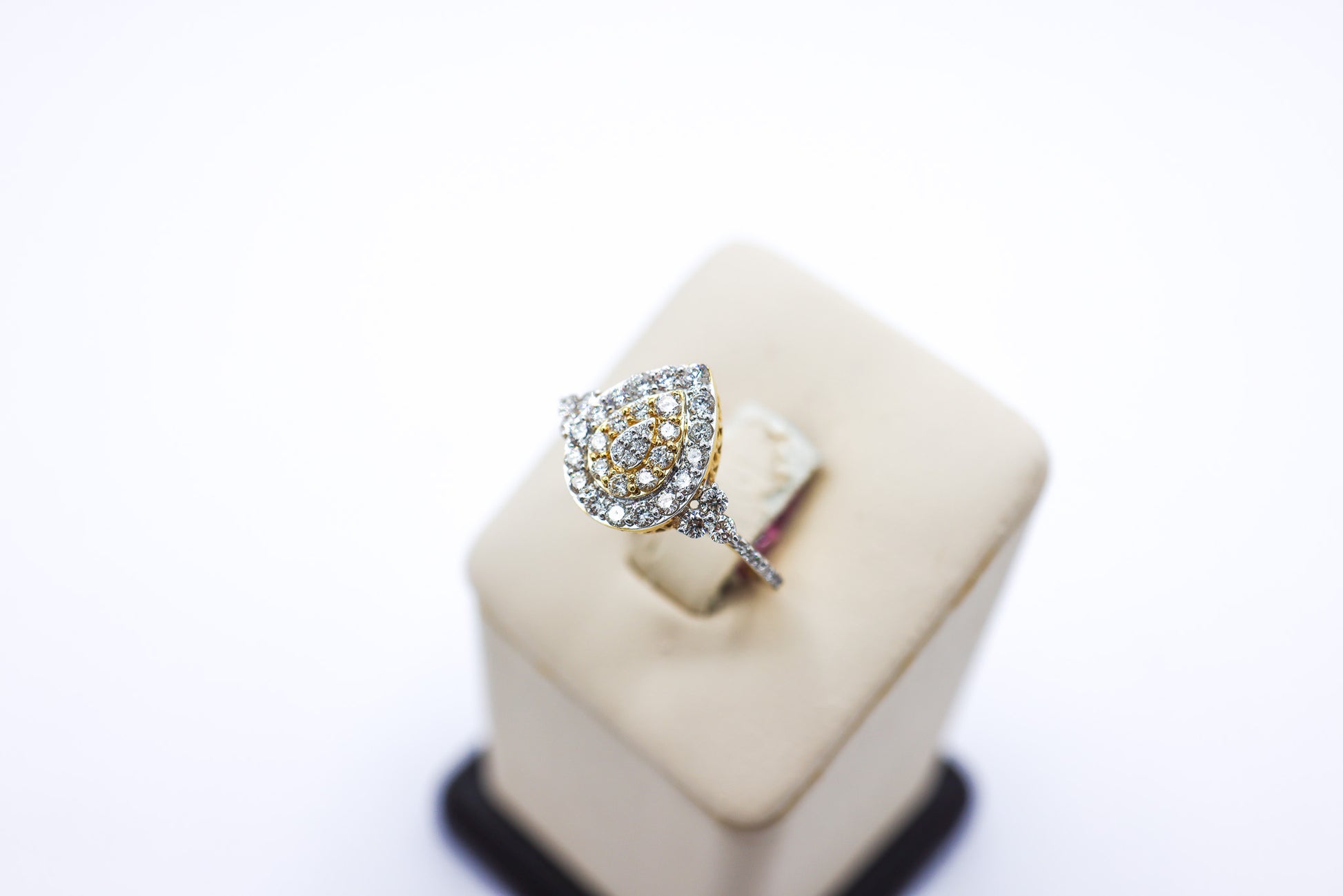 10K 0.93CT Pear Shaped Cluster Ladies Diamond Ring