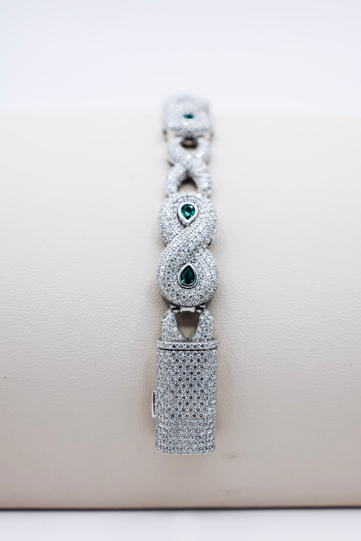 Double Infinity with Emrald 10.91CTW Moissanite Bracelet